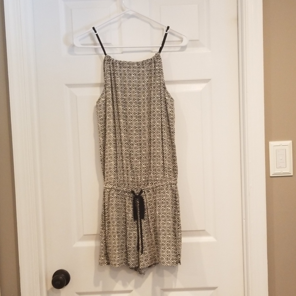 ‼️DONATING ON 7/1‼️ Black and white Old Navy XS romper NWOT